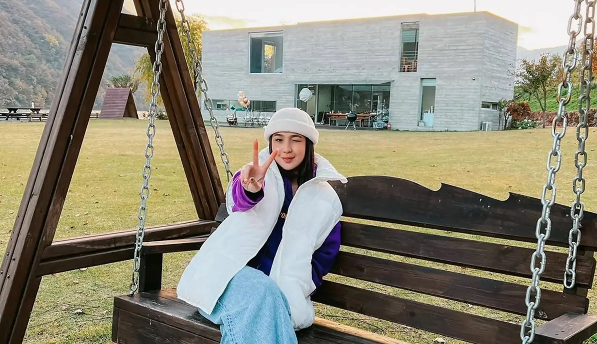 Pemilik nama lengkap Elizabeth Agatha Pricilla Soekamto memang sudah beberapa kali menikmati momen liburan di Korea Selatan. Namun berbagai kunjungannya tersebut ia pun tidak merasa bosan dan mengunjungi berbagai tempat yang berbeda.
(Liputan6.com/IG/@agthpricilla)