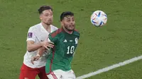 Penyerang Meksiko, Alexis Vega berebut bola dengan pemain Polandia, Matty Cash selama pertandingan grup C Piala Dunia 2022 Qatar di Stadion 974 di Doha, Qatar, Selasa (22/11/2022). Polandia bermain imbang dengan Meksiko dengan skor 0-0. (AP Photo/Darko Vojinovic)