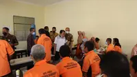 Bupati Banjarnegara, Budhi Sarwono beramah tamah dengan penghuni panti sosial usai makan bersama. (Foto: Liputan6.com/Humas Pemkab Banjarnegara)