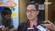 Selain 8 orang, penyidik KPK juga terlihat membawa dua buah kardus yang diduga berisikan sejumlah uang suap.