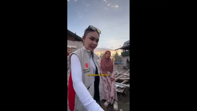 Yuni Shara Ikut Gotong Royong Bangun Tenda