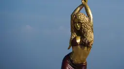 Pemerintah Kota Barranquilla, kampung halaman penyanyi asal Kolombia, Shakira membangun patung perunggu setinggi 6,5 meter (21,3 kaki) untuk menghormati sang diva. (STR / AFP)