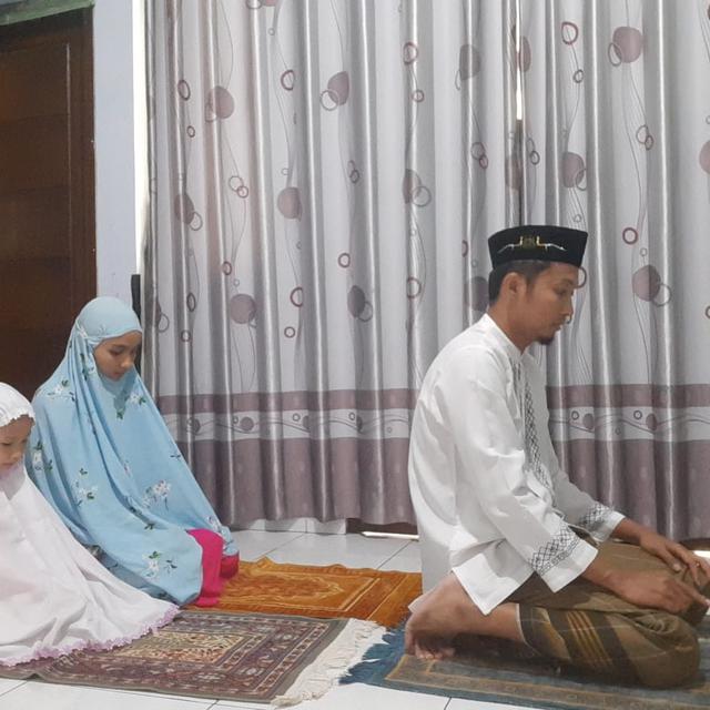 Tata Cara Melaksanakan Salat Idul Fitri Di Rumah Berjamaah Maupun Sendiri Bola Liputan6 Com