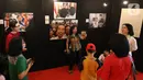 Pengunjung berselfie saat pameran foto Membangun Indonesia di Mall Neo Soho, Jakarta, Minggu (10/11/2019). Pameran menampilkan foto-foto jurnalistik mengenai pembangunan Indonesia yang dikerjakan Jokowi-JK selama 5 tahun bekerja dan akan berlangsung hingga 17/11. (Liputan6.com/Angga Yuniar)