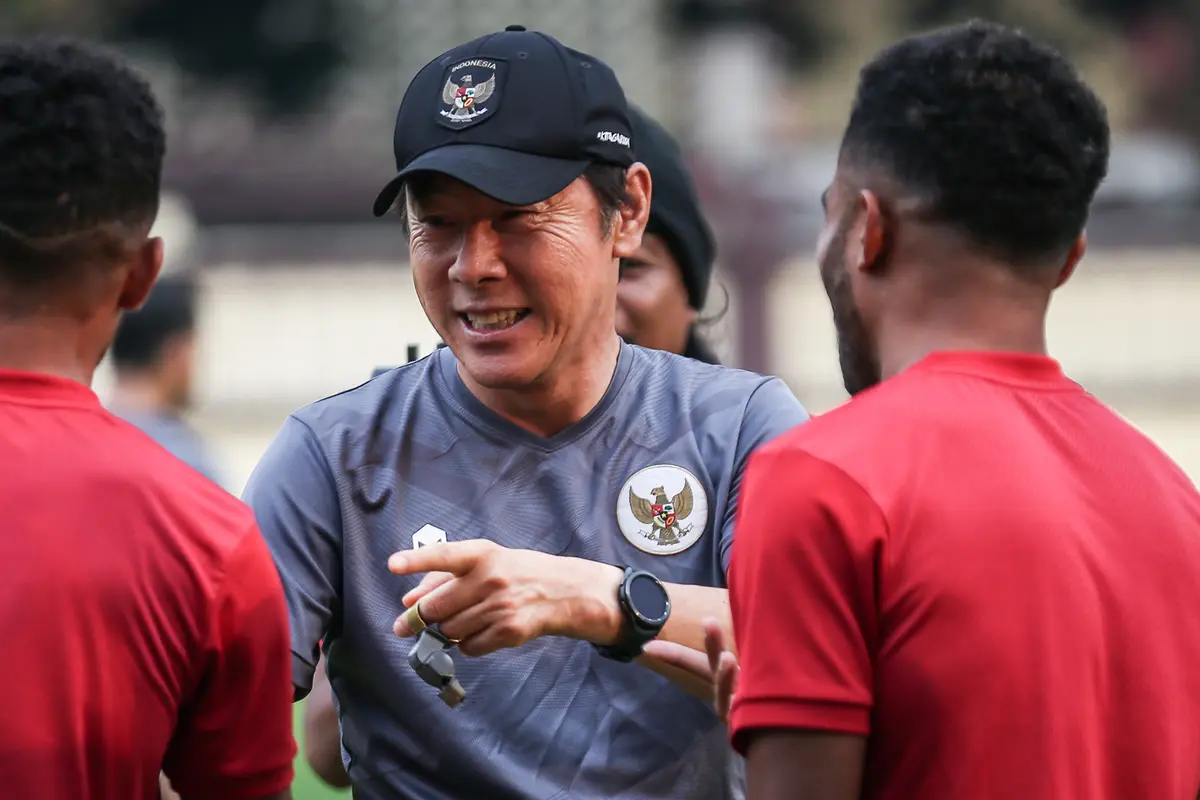 Foto: Momen Jenaka Shin Tae-yong saat Latihan Timnas Indonesia, Bandingkan Tinggi Badan Riko dan Jeje hingga Bingung Bedakan Duo Sayuri