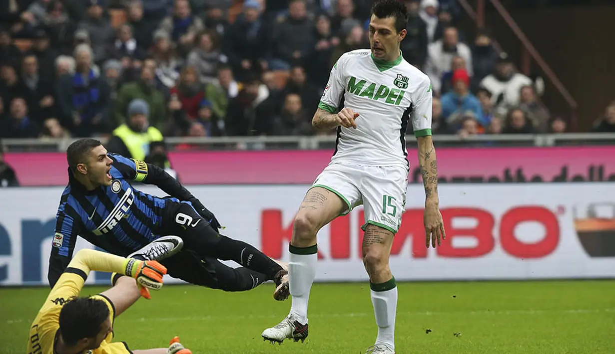 Penyerang Inter Milan, Mauro Icardi, terjatuh saat berebut bola dengan kiper Sassuolo, Andrea Consigli, pada laga Serie A. Meski menguasai pertandingan Inter gagal mencetak satu gol pun. (Reuters/Stefano Rellandini)