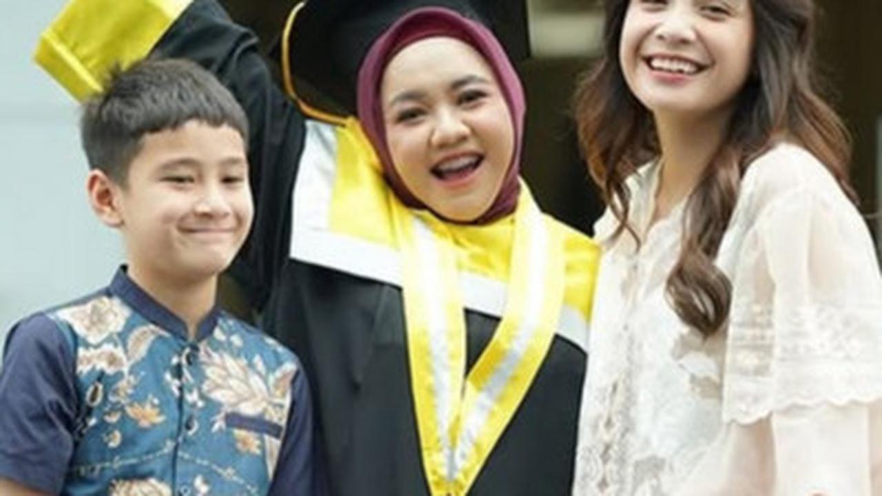 Cantiknya Nagita Slavina Hadiri Wisuda Lala Pengasuh Rafathar, Outfit Simple nan Anggun & Tenteng Tas Mungil