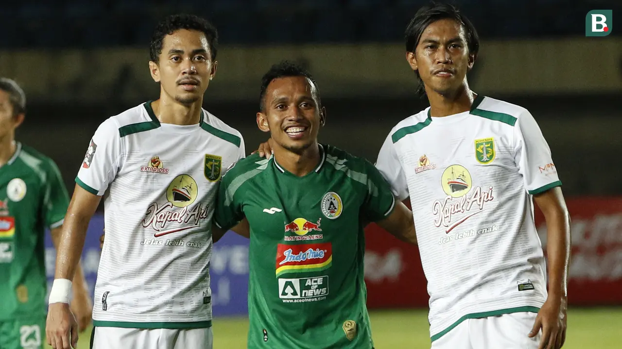 FOTO: Reuni, Aksi Irfan Jaya Berseragam Hijau saat Melawan Persebaya Surabaya di Piala Menpora 2021
