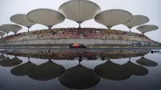 Refleksi pebalap Red Bull asal Australia, Daniel Ricciardo dan Sirkuit Shanghai pada sesi latihan bebas F1 GP China di Shanghai, (7/4/2017). (AFP/Johannes Eisele)