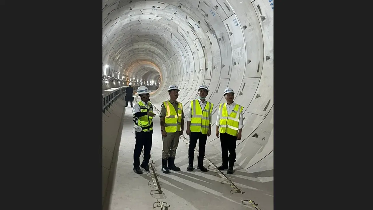 Usai menghadiri pelantikan Wakil Menteri Kabinet Merah Putih di Istana Negara, Jakarta, pada Senin sore (21/10/2024) Wapres RI Gibran Rakabuming Raka meninjau Monas tempat proyek MRT fase 2.