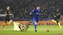 Proses terjadinya gol striker Leicester, Jmaie Vardy, ke gawang Manchester City. Gol kemenangan Leicester dicetak oleh Vardy sebanyak tiga gol dan sebuh gol dari Andy King. (Reuters/Darren Staples)