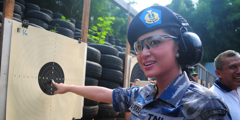 Gaya Dewi Persik Saat Berseragam TNI AL