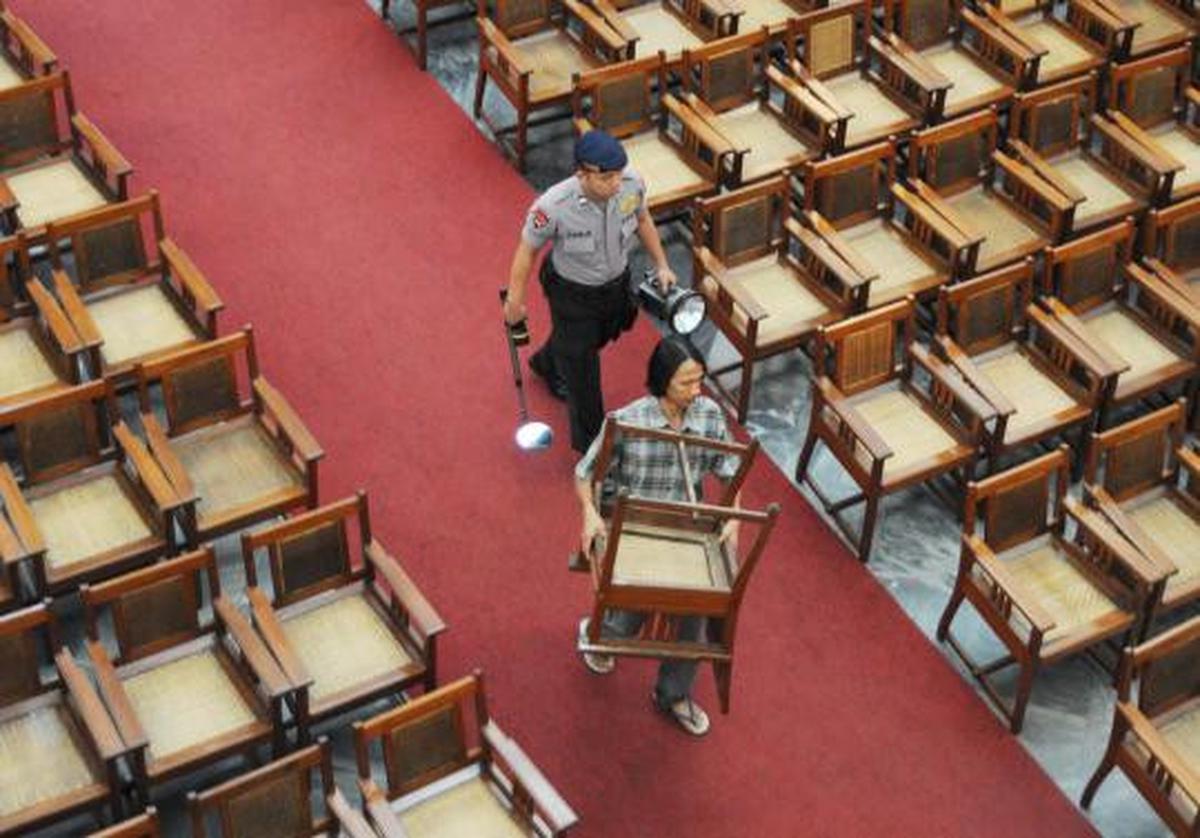 Tim Gegana Polri melakukan penyisiran gereja