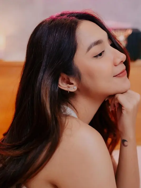 Dalam keterangan fotonya, Dinda Kirana menyebut seorang gadis harus seperti kupu-kupu. [Instagram/dindakirana.s]