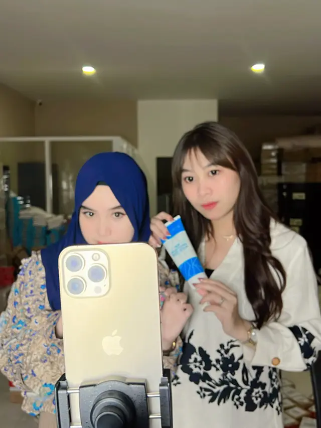 Candra Dewi Maharani saat melakukan Live TikTok