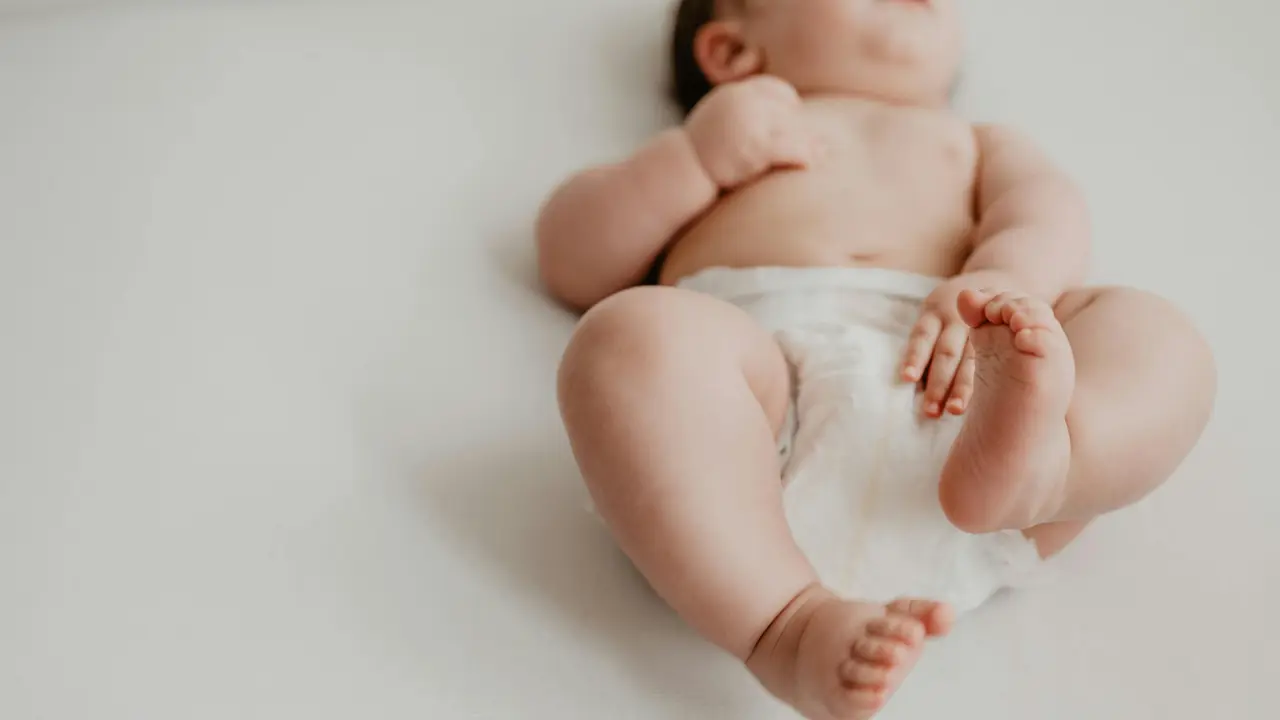 Kaki Bayi Sebaiknya Menekuk atau Lurus? Cek Faktanya