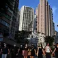 Para siswa, alumni dan guru membentuk rantai manusia di area Mid-Levels, Hong Kong, Senin (9/9/2019). Aksi dilakukan para siswa yang masih berseragam sekolah sambil memakai masker sebagai bentuk dukungan terhadap demonstran anti pemerintah setelah bentrokan pada akhir pekan. (Anthony WALLACE/AFP)