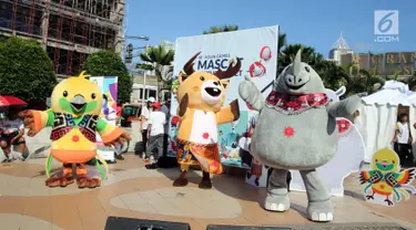 Maskot Asian Games 2018 Bhin-Bhin (kiri), Atung (tengah) dan Kaka (kanan) menyapa masyarakat saat hari bebas kendaraan bermotor di kawasan Bundaran HI, Jakarta, Minggu (1/4). (Liputan6.com/Arya Manggala)