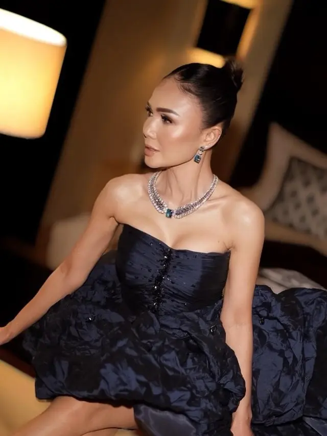 Potret Dress Hitam Yuni Shara