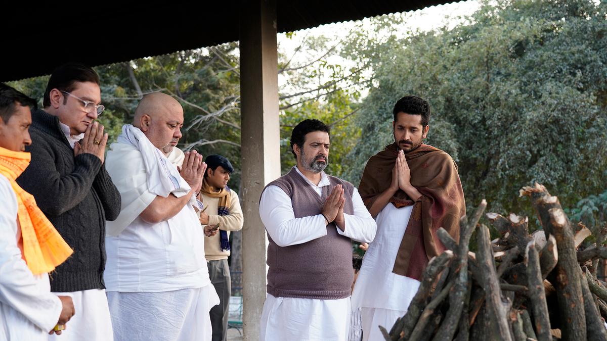 9 Rekomendasi Film India Keluarga Terbaru Sajikan Drama, Komedi, dan Nilai Kehidupan - Cocok Jadi Hiburan Seru