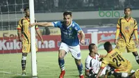 Striker Persib Bandung, Jonathan Bauman melakukan selebrasi setelah mencetak gol ke gawang Mitra Kukar di Stadion GBLA, Bandung, Jawa Barat, Minggu (8/4/2018). Persib Bandung menang 2-0. (Bola.com/Asprilla Dwi Adha)