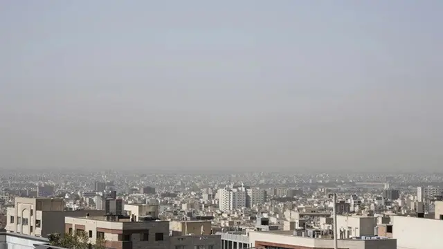 Pemandangan langit Teheran, Iran, Selasa, 24 Juni 2025.