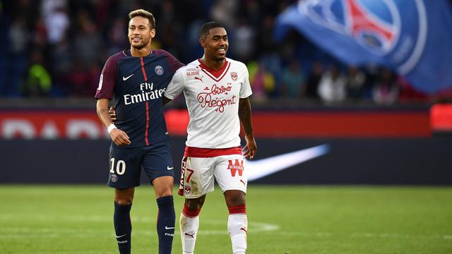 Usai Menang Telak, Neymar Terlihat Akrab dengan Pemain Bordeaux