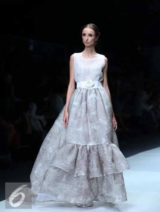 Seorang model membawakan busana rancangan Barli Asmara pada hari kedua Jakarta Fashion Week (JFW) 2016 di Senayan city, Jakarta, (25/10/2015). Busana yang dipamerkan  seperti  model gaun-gaun panjang untuk acara besar.  (Liputan6.com/Herman Zakharia)