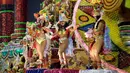 Penari dari sekolah samba Colorado do Bras tampil di atas kendaraan hias saat parade karnaval di Sao Paulo, Brasil (1/3). Karnaval Sao Paulo yang rutin diadakan setiap tahun ini merupakan ajang kompetisi tari samba di Brasil.  (AP Photo/Andre Penner)