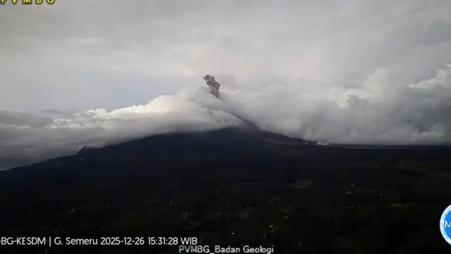 Gunung Semeru Erupsi Sore Ini dengan Lontaran Abu 900 meter dari Puncak Gunung