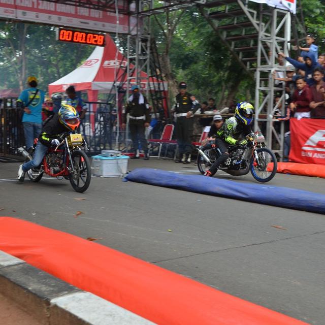 Menolak Tua Kakek Ini Masih Berani Nge Drag Lawan Anak Muda Otomotif Liputan6 Com