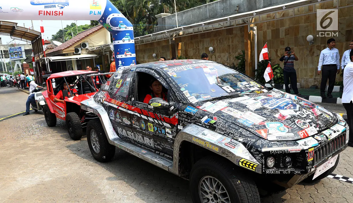 Tim Jambore Kendaraan Listrik Nasional finish di Kantor PLN UID Jakarta Raya, Selasa (3/9/2019). Jambore nasional yang digelar oleh Institut Teknologi Sepuluh Nopember (ITS) tersebut berbentuk rally dan menempuh jarak 900 kilometer (km) dari Surabaya menuju Jakarta. (Liputan6.com/Johan Tallo)