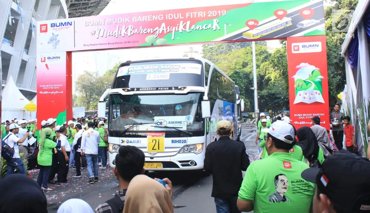 Bus pemudik saat berangkat dari Gelora Bung Karno, Jakarta Pusat, Kamis (30/5/2019). Selain memberangkatkan para pemudik, Askrindo memberikan asuransi kecelakaan diri atau Insurance Personal Accident kepada 1.406 pemudik yang diberangkatkan serentak. (Liputan6.com/HO/Iqbal)