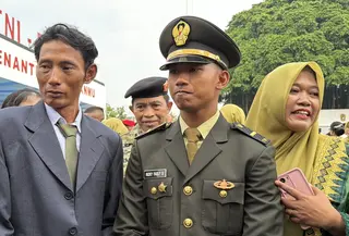 Wagiyantoro tak mampu menyembunyikan rasa harunya saat berdiri di halaman Istana Merdeka, Jakarta, Rabu (22/7/2026). Di hadapannya, sang putra, Letnan Dua (Letda) Rizky Fadly, resmi dilantik Presiden Prabowo Subianto sebagai perwira remaja TNI setelah menyelesaikan pendidikan di Akademi Militer (Akmil). (Liputan6.com/Lizsa Egeham)
