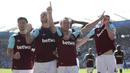 Para pemain West Ham United merayakan gol Mark Noble (tengah) saat melawan Leicester City pada lanjutan Premier League di King Power Stadium, Leicester, (5/5/2018).  West Ham menang 2-0. (Tim Goode/PA via AP)