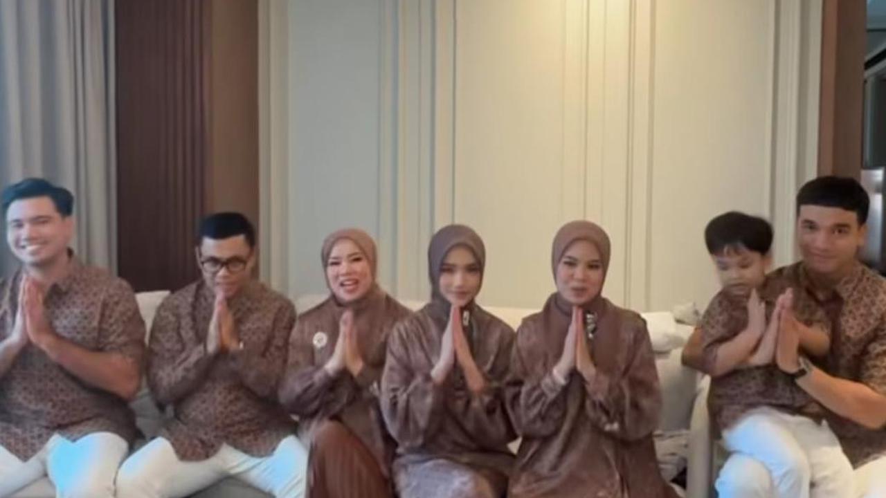 Momen Keluarga Fuji Siap Sambut Ramadan, Netizen Malah Salfok Sama Outfit Kecenya