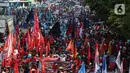 <p>Massa buruh menggelar demonstrasi dan berkumpul di depan Gedung ILO, Kawasan Thamrin, Jakarta, Kamis (10/8/2023). (Liputan6.com/Johan Tallo)</p>