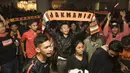 Meskipun kalah 0-1 dari Arema Cronus, The Jakmania tetap tanpa henti mendukung Persija saat nonton bareng di Hotel Royal Regal, Jakarta, Sabtu (28/11/2015). (Bola.com/Vitalis Yogi Trisna)