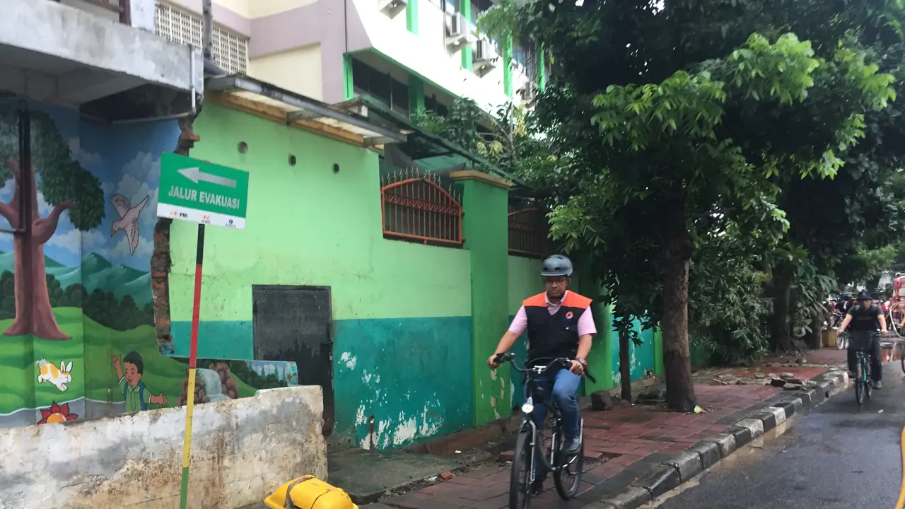 Tinjau Wilayah Banjir, Anies Baswedan Bersepeda Mengitari Bantaran Sungai Ciliwung