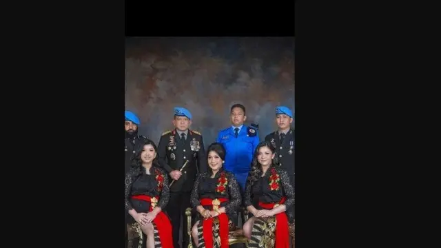 Irjen Ferdy Sambo bersama sang istri Putri Candrawathi dan keluarga besarnya.
