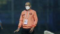 Pelatih Persija Jakarta, Sudirman, mengamati anak asuhnya saat melawan Barito Putera pada laga perempat final Piala Menpora 2021 di Stadion Kanjuruhan, Sabtu (10/4/2021). Persija Jakarta menang dengan skor 1-0. (Bola.com/Arief Bagus)