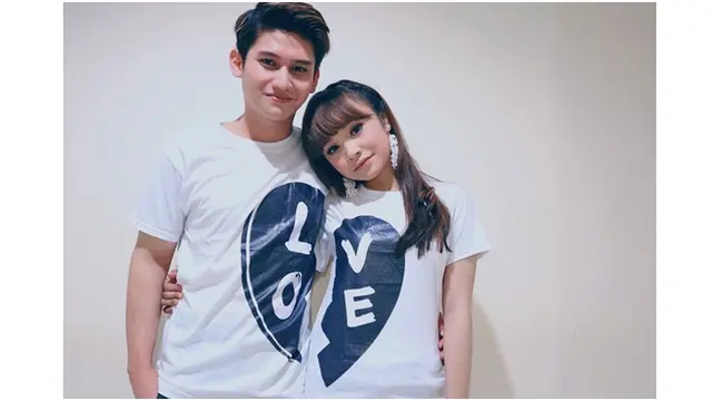 Pasangan ini kerap memakai baju couple, kompak banget.
