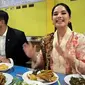 Annisa Pohan dan AHY tampak berpakaian rapi saat makan di sebuah warung. (Dok: TikTok @agusharimurtiyudhoyono)