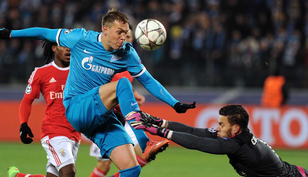 Pemain Zenit, Artem Dzyuba  gagal mencetak gol setelah dihalangi kiper Benfica, Ederson pada leg kedua 16 besar Liga Champions di Stadion Petrovsky, St. Petersburg, Kamis (10/3/2016) dini hari WIB. (AFP/Olga Maltseva)
