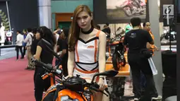 SPG duduk di sepeda motor KTM selama pameran Pameran Indonesia Motorcycle Show (IMOS) 2018 di JCC, Jakarta, Kamis (1/10). IMOS 2018  berlangsung pada 31 Oktober-4 November 2018. (Liputan6.com/Angga Yuniar)