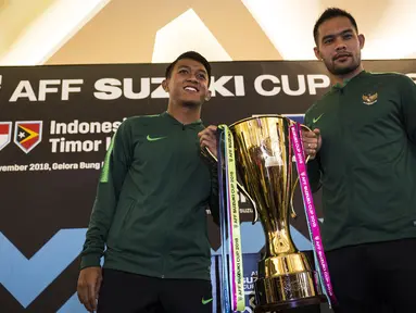 Pemain Timnas Indonesia, Andritany Ardhiyasa dan Febri Hariyadi, saat tur trofi Piala AFF di Mall Kota Kasablanka, Jakarta, Minggu (4/11). Timnas Indonesia akan memulai Piala AFF melawan Singapura pada 9 September. (Bola.com/Vitalis Yogi Trisna)