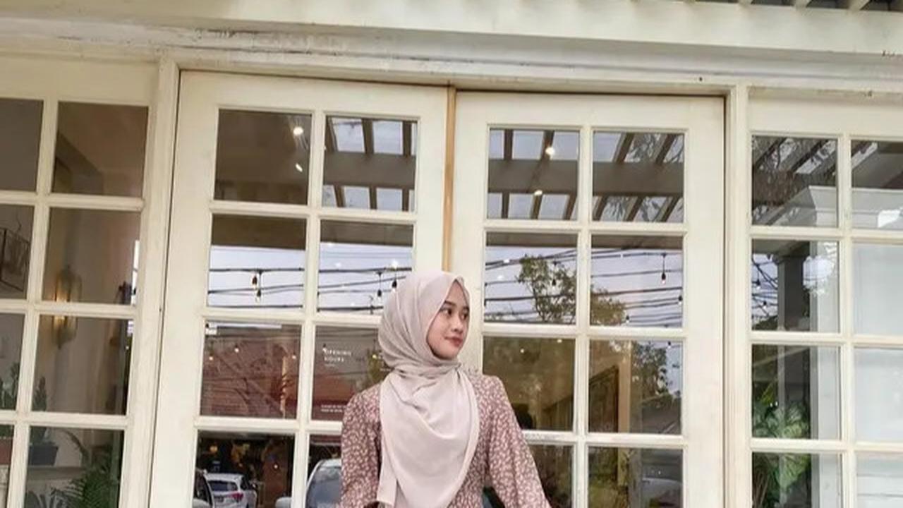 6 Inspirasi Model Gamis ala Khansa Mariska Istri Gus Azmi, Tampil Syar'i tapi Tetap Kekinian