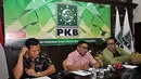 Anggota Lembaga Hukum dan HAM DPP PKB Sugiono (kiri), Wasekjen DPP PKB, Abdul Malik Haramain (tengah) dan Pengurus DPP PKB Bambang Susanto (kanan) saat menggelar konferensi pers, Jakarta, Minggu (4/1/2015). (Liputan6.com/Miftahul Hayat)