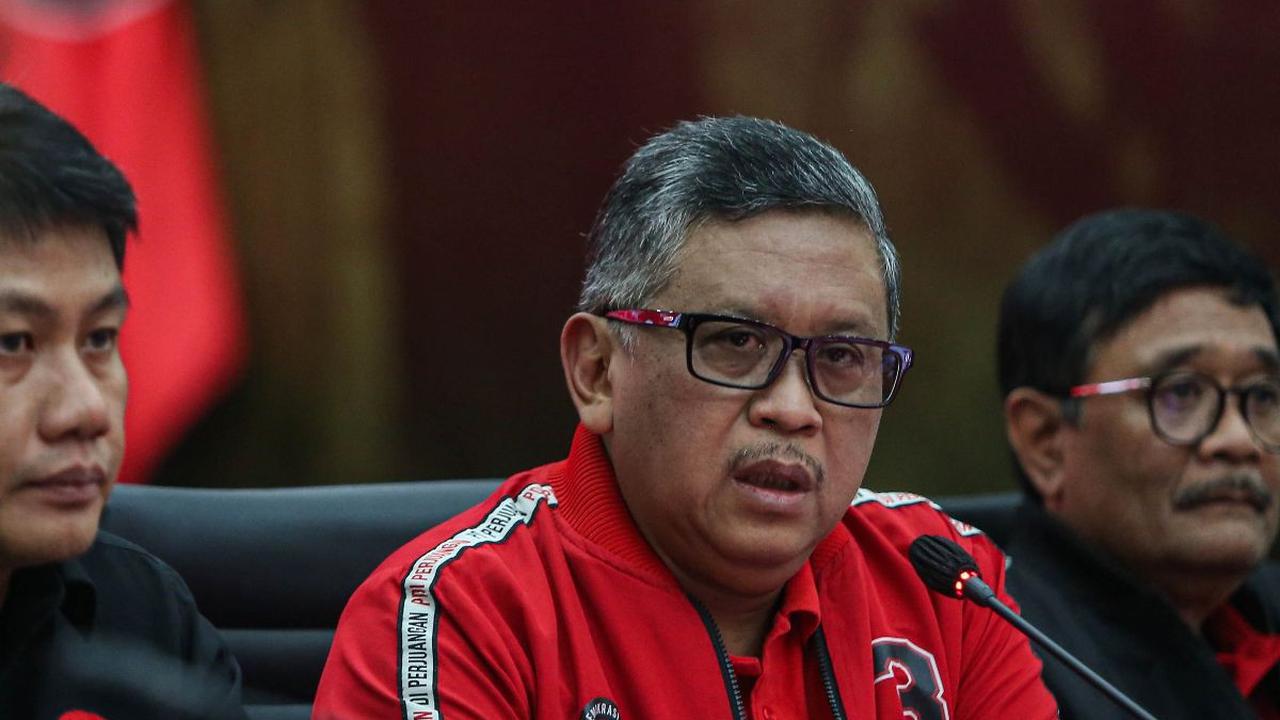 Sekjen Partai Demokrasi Indonesia Perjuangan (PDIP) Hasto Kristiyanto bersama jajaran partai saat konferensi pers persiapan Rakernas V PDIP di Kantor DPP PDIP, Jakarta, Rabu (22/5/2024). Dalam momen tersebut Hasto mengungkapkan alasan Presiden Joko Widodo