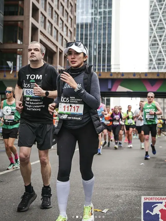 Terlihat Ussi mengenakan heatech untuk menjaga suhu tubuhnya agar tetap terjaga. [Foto: Instagram/ Ussy Sulistiawaty]